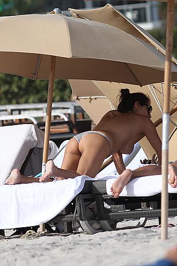 Aida Yespica shows her new nude boobs on a beach