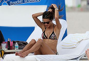 Alessandra Ambrosio enjoying the day at Miami Beach