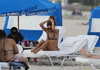 Alessandra Ambrosio enjoying the day at Miami Beach