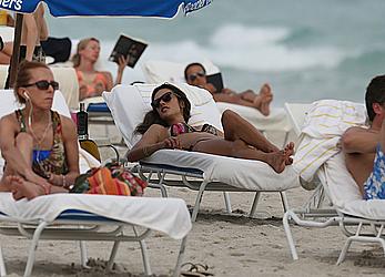 Alessandra Ambrosio enjoying the day at Miami Beach