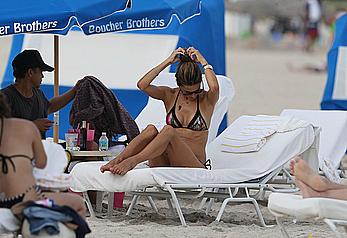 Alessandra Ambrosio enjoying the day at Miami Beach