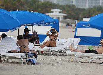 Alessandra Ambrosio enjoying the day at Miami Beach