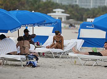 Alessandra Ambrosio enjoying the day at Miami Beach