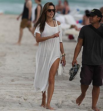 Alessandra Ambrosio enjoying the day at Miami Beach