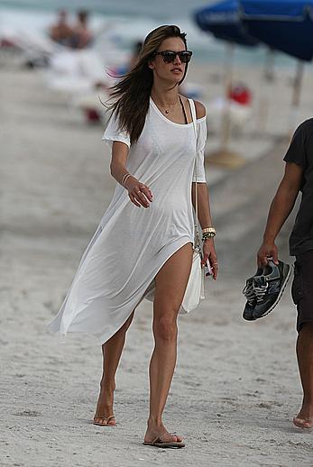 Alessandra Ambrosio enjoying the day at Miami Beach