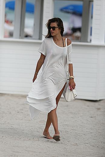 Alessandra Ambrosio enjoying the day at Miami Beach