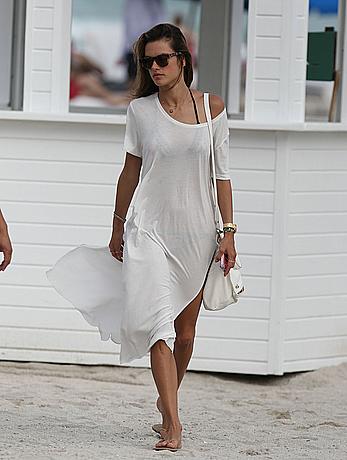 Alessandra Ambrosio enjoying the day at Miami Beach