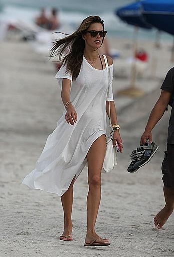 Alessandra Ambrosio enjoying the day at Miami Beach