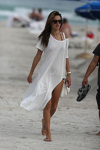 Alessandra Ambrosio enjoying the day at Miami Beach