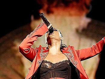 Alicia Keys nipple slip on the stage 