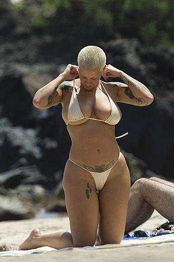 Amber Rose shows her huge nude boobs in Hawaii