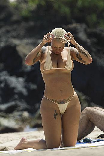 Amber Rose shows her huge nude boobs in Hawaii