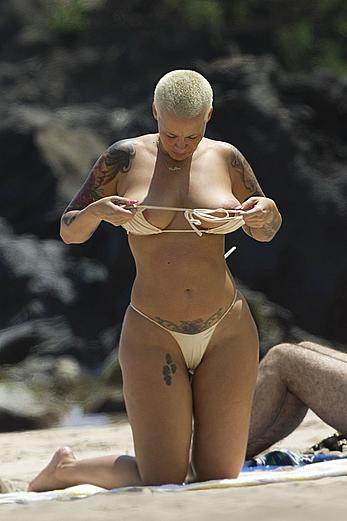 Amber Rose shows her huge nude boobs in Hawaii