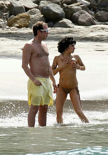 Amy Winehouse topless on a beach paparazzi photos