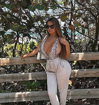 Anastasia Kvitko sideboob and ass on the beach