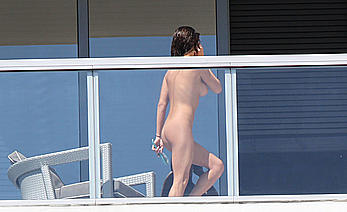 Arianny Celeste naked on the balcony of a hotel in florida beach