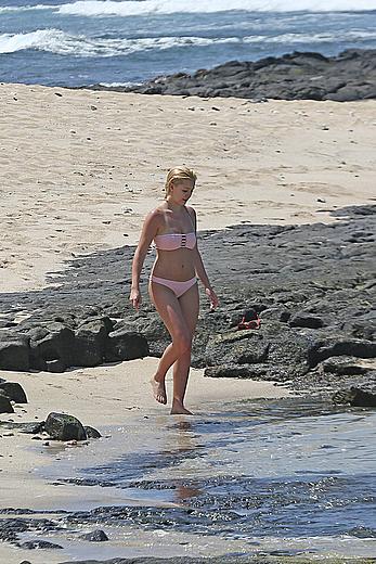 Ava Sambora in pink bikini in Hawaii