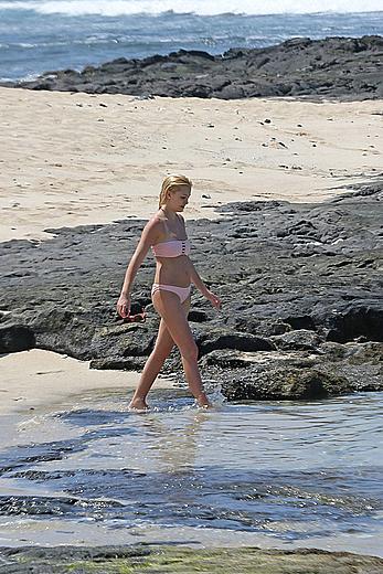 Ava Sambora in pink bikini in Hawaii