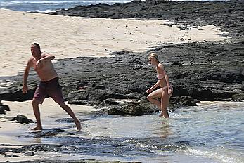 Ava Sambora in pink bikini in Hawaii