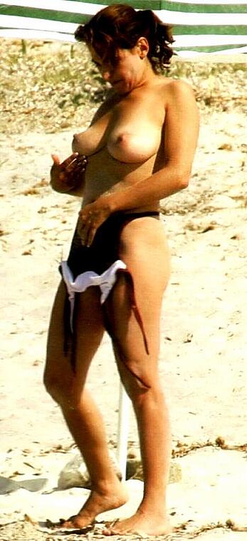 Barbara d'Urso topless on a bech paparazzi shots