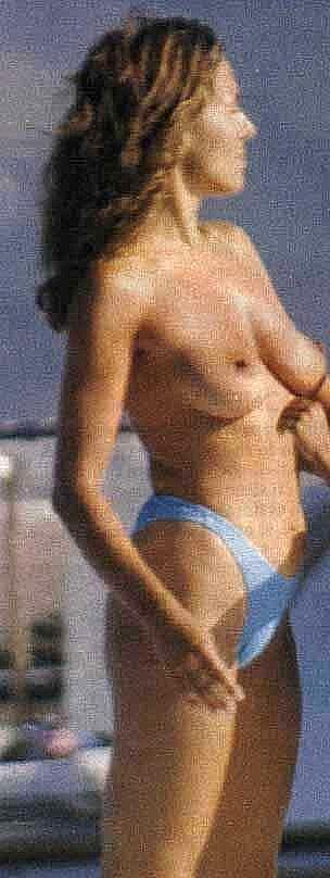 Barbara d'Urso topless on a bech paparazzi shots