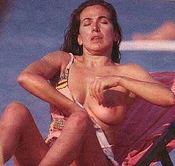 Barbara d'Urso topless on a bech paparazzi shots