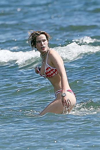 Bella Thorne tit slip in Hawaii