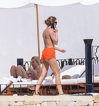 Brooks Nader sunabthing topless while celebrates Valentine's Day in Los Cabos