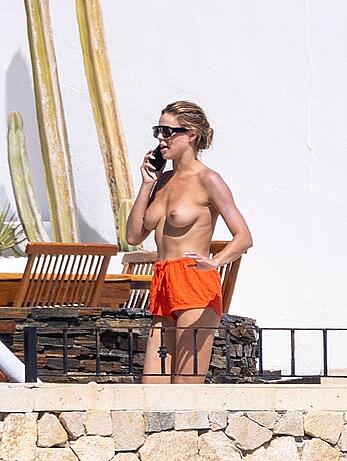 Brooks Nader sunabthing topless while celebrates Valentine's Day in Los Cabos