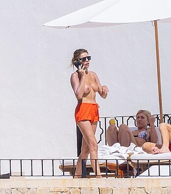 Brooks Nader sunabthing topless while celebrates Valentine's Day in Los Cabos