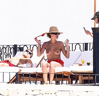 Brooks Nader sunabthing topless while celebrates Valentine's Day in Los Cabos