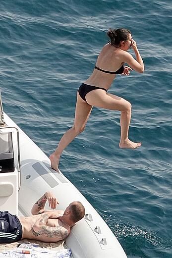 Charli XCX topless on a boat in vacation on the Amalfi Coast