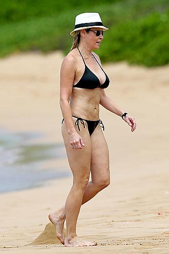 Chelsea Handler shows deep cleavage in black bikini at a beach in Hawaii