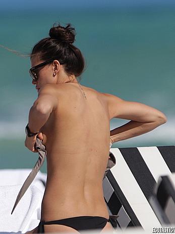 Claudia Galanti lost her bikini bra on the beach in Miami