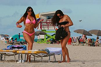 Claudia Romani and Elisa Scheffler in bikini at Miami beach