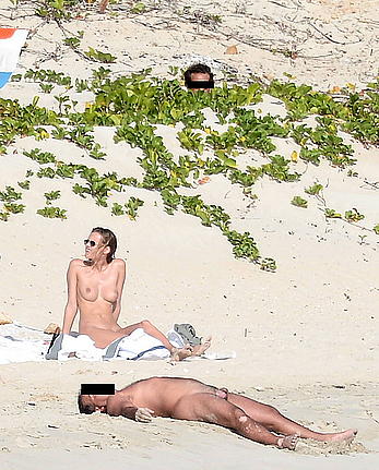 Edita Vilkeviciute and Sigute Krilaviciute fully nude on the nudist beach