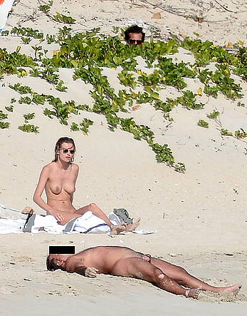 Edita Vilkeviciute and Sigute Krilaviciute fully nude on the nudist beach