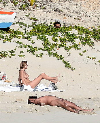 Edita Vilkeviciute and Sigute Krilaviciute fully nude on the nudist beach