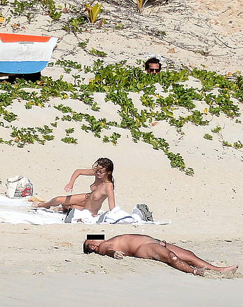 Edita Vilkeviciute and Sigute Krilaviciute fully nude on the nudist beach