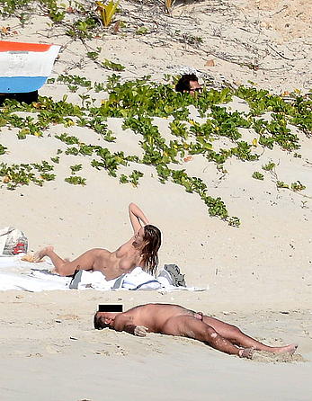 Edita Vilkeviciute and Sigute Krilaviciute fully nude on the nudist beach