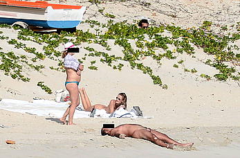 Edita Vilkeviciute and Sigute Krilaviciute fully nude on the nudist beach