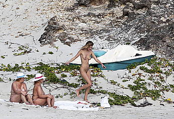 Edita Vilkeviciute and Sigute Krilaviciute fully nude on the nudist beach