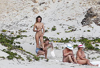 Edita Vilkeviciute and Sigute Krilaviciute fully nude on the nudist beach