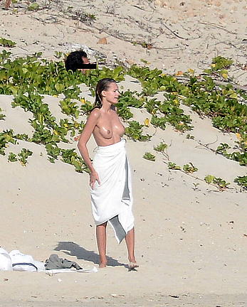 Edita Vilkeviciute and Sigute Krilaviciute fully nude on the nudist beach