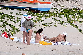 Edita Vilkeviciute and Sigute Krilaviciute fully nude on the nudist beach