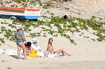 Edita Vilkeviciute and Sigute Krilaviciute fully nude on the nudist beach