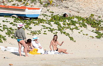 Edita Vilkeviciute and Sigute Krilaviciute fully nude on the nudist beach