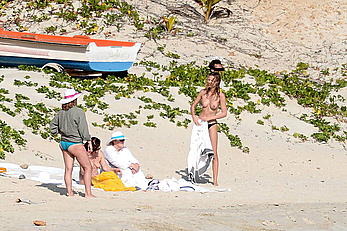 Edita Vilkeviciute and Sigute Krilaviciute fully nude on the nudist beach