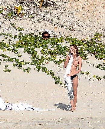 Edita Vilkeviciute and Sigute Krilaviciute fully nude on the nudist beach