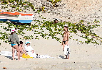 Edita Vilkeviciute and Sigute Krilaviciute fully nude on the nudist beach